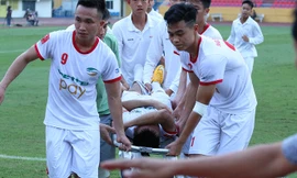 Văn Hào được các đồng đội khiêng ra xe cứu thương. Ảnh: Zing