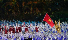 Đoàn TTVN diễu hành trong lễ khai mạc. Bách Nghệ 