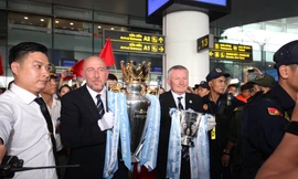 Cup Ngoại hạng Anh diễu hành quanh thủ đô Hà Nội