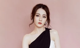 Địch Lệ Nhiệt Ba “kinh hồn bạt vía” khi bị fan cuồng bất ngờ cầu hôn