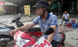 Kỹ sư làm xe ôm kiếm sống qua ngày