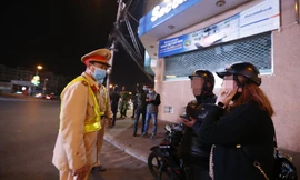 2 cô gái không đeo khẩu trang ở khu Hòa Bình