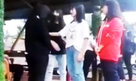 T (người ngoài cùng bên trái) bị 3 nữ sinh tát vào mặt