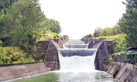 Đập tràn hồ Tuyền Lâm, nơi có nhiều khách tham quan.