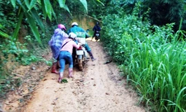 Đẩy xe máy trên đường sình lầy trơn trượt để vò TK 181.