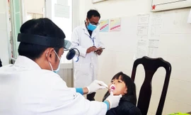 Khám sàng lọc bệnh bạch hầu ở Đam Rông