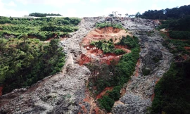 Bãi rác Cam Ly bị sạt lở, rác tràn xuống thung lũng