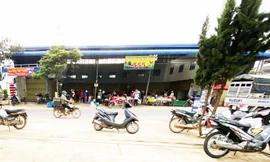 Ngang nhiên lấn chiếm lòng suối, hành lang quốc lộ làm chợ