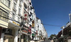 Đường Nguyễn Chí Thanh dày đặc khách sạn nhưng vắng vẻ đìu hiu