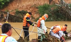 Thi thể của 2 nạn nhân được tìm thấy dưới chiếc càu treo bị sập.