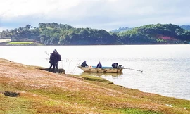 Du khách mạo hiểm đi thuyền "chui" trên hồ Đan Kia - Suối Vàng