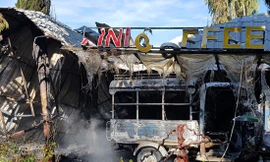 Quán cà phê xe cổ bị cháy rụi