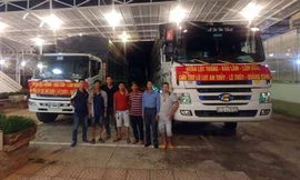 Xe chở hàng cứu trợ chạy suốt đêm để đến miền Trung