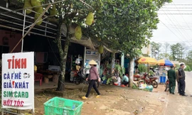 Chiếm đất công ven đường, mở quán cà phê. 