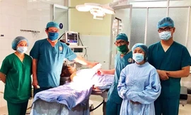 Kíp mổ phẫu thuật nối bàn tay cho bệnh nhân
