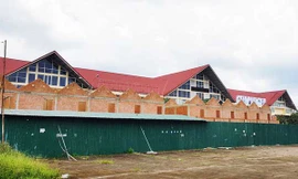 Dãy ki ốt gần như che khuất mặt tiền chợ