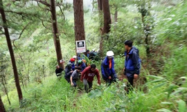 Đưa thi thể nạn nhân từ thác nước lên cổng khu du lịch 