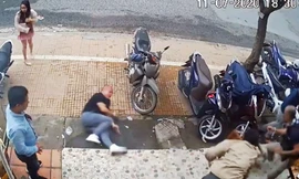 Anh Nguyên bị đánh ngã ra đường-ảnh từ camera an ninh