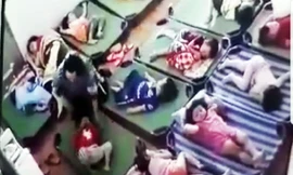 Cô giáo tát cháu bé-ảnh cắt từ camera