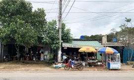 Lấn chiếm đất công, xây cả dãy quán ven đường Cam Ly