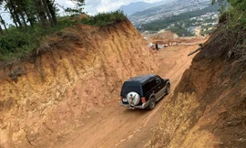 Xẻ đồi, mở đường trái phép trên đất rừng phòng hộ