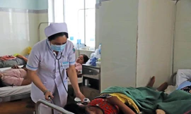 Khám cho các bệnh nhân nghi bị ngộ độc thực phẩm