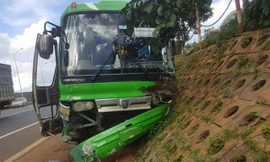 Phóng nhanh, xe khách tông vào bờ taluy ven Quốc lộ 20