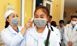 Kiểm tra thân nhiệt cho SV