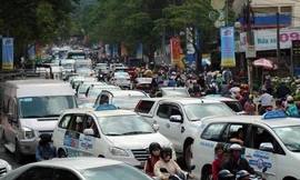 Xe cộ nhích từng chút một, khác xa ngày thường