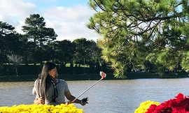 Không gian hoa bên hồ Xuân Hương thu hút giới trẻ