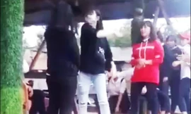 Một học sinh tát vào mặt nữ sinh T (ngoài cùng bên trái)