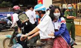 Tố Uyên được bác bảo vệ của trường THPT Chuyên Bảo Lộc chở đi thi 