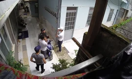 Nhóm thanh niên đến nhà ông bà giáo già đòi nợ.Ảnh chụp camera