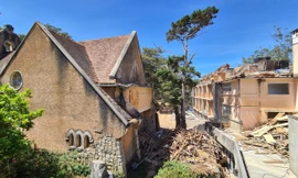 Khu nhà cổ đang được sửa chữa.