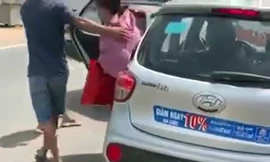 N.T.C.T (áo hồng) rời khỏi chiếc taxi