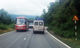 Xe khách lưu thông trên đèo Bảo Lộc (Lâm Đồng)