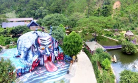 Quỷ núi Suối ma nhìn từ trên cao