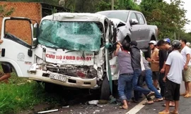 Phá cửa xe cứu hộ để cứu tài xế