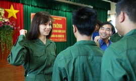 Bóng hồng cao nguyên Lâm Đồng thời khắc nhập ngũ