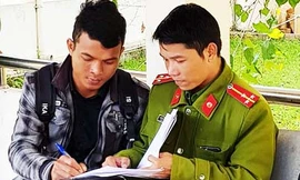 Cơ quan chức năng lấy lời khai của một công nhân