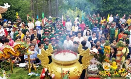 Đông đảo người địa phương và du khách dâng hương