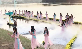 Trình diễn thời trang tơ lụa bên hồ Xuân Hương thơ mộng