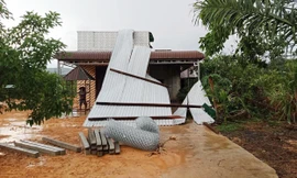 Lốc xoáy làm tốc mái nhà