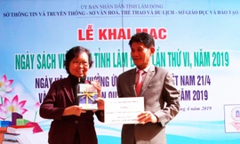 Bà Hà Thanh Thủy tặng sách cho Thư viện tỉnh Lâm Đồng