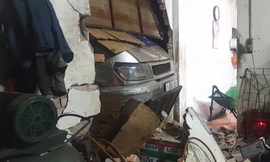 Xe khách tông sập tường nhà.