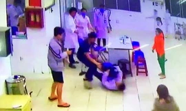 Người nhà bệnh nhân đánh bảo vệ bệnh viện tại phòng cấp cứu