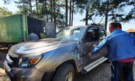 Xe tuần tra bị hư hỏng nặng