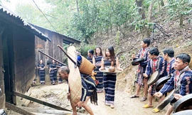 Nhà gái mang lễ vật đến nhà trai để xin cưới