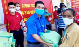 Giới trẻ vận động trao quà cho các hộ đồng bào DTTS khó khăn