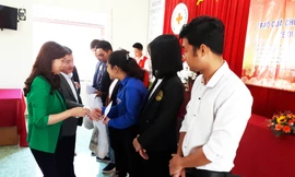 Trưởng ban Dân vận Tỉnh ủy và Phó Chủ tịch UBND tỉnh Lâm Đồng trao quà cho SV nghèo